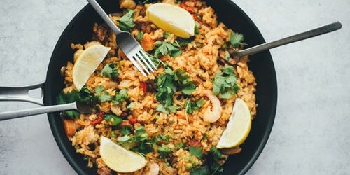 padella con riso integrale cucinato