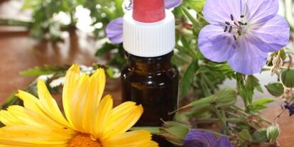 fiori e piante con boccetta estratto