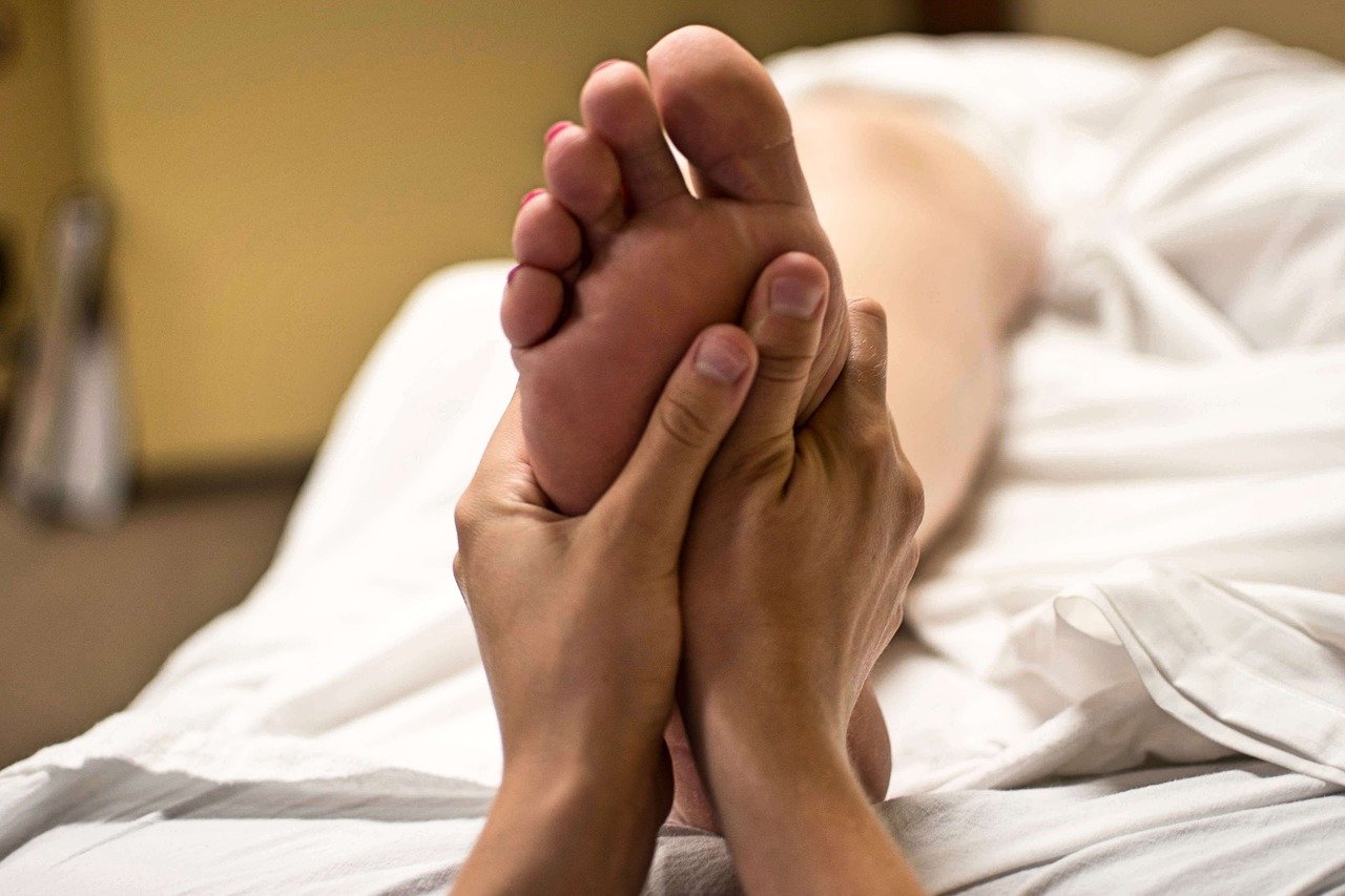 foot-massage-2277450_1280 riflessologia plantare