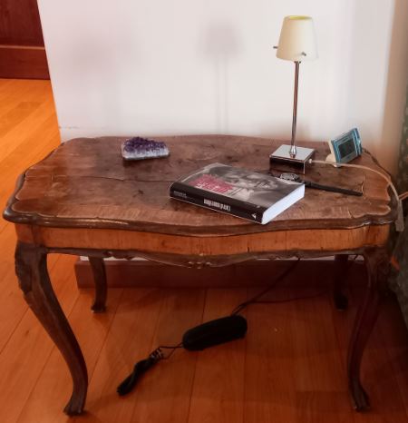 il telefono sotto il comodino